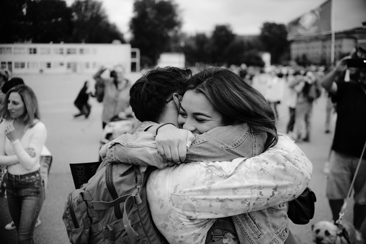 first-hug-camp-pendleton-homecoming