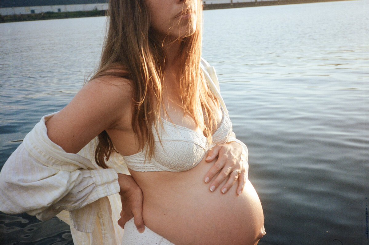 portland-oregon-maternity-water-session-film-13