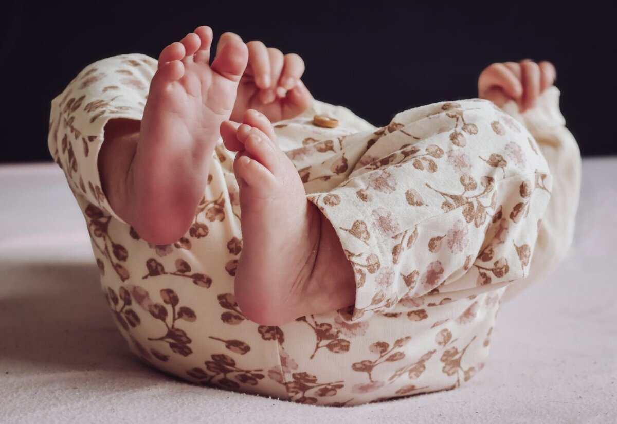 De tedere voetjes van een pasgeboren baby, met de focus op hun kleine tenen en de zachte huid