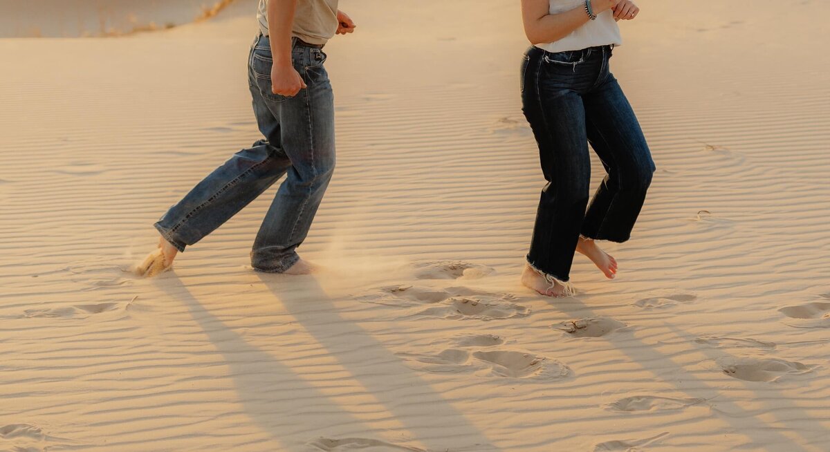 sand-dunes-couple