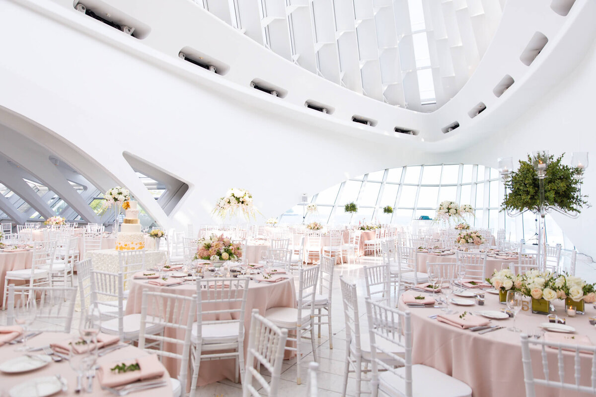 milwaukee-art-museum-wedding-venue-pink-tablescapes