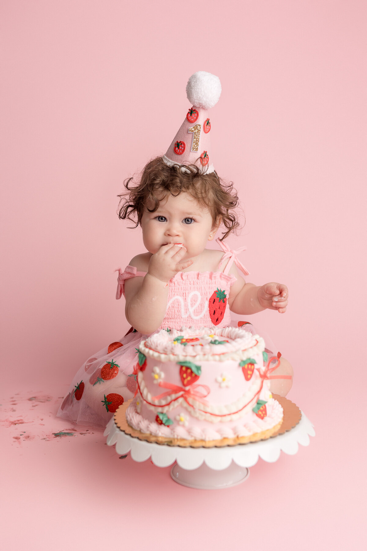 in-home-one-year-milestone-cake-smash-photography-session-Georgetown-KY-photographer-baby-girl-5