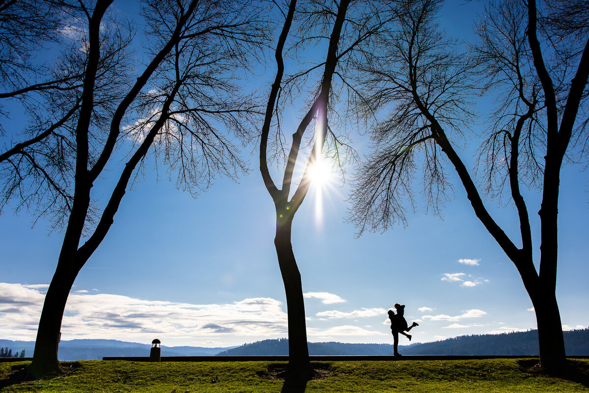 couple-portrait-engagement-autumn-jump-sun-coeur-dalene