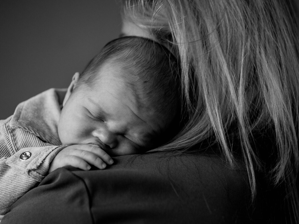 Newbornshoot door Leukfotografie in Amsterdam, Zaandam, Landsmeer, Oostzaan en Purmerend – zachte, liefdevolle babyfoto’s-78