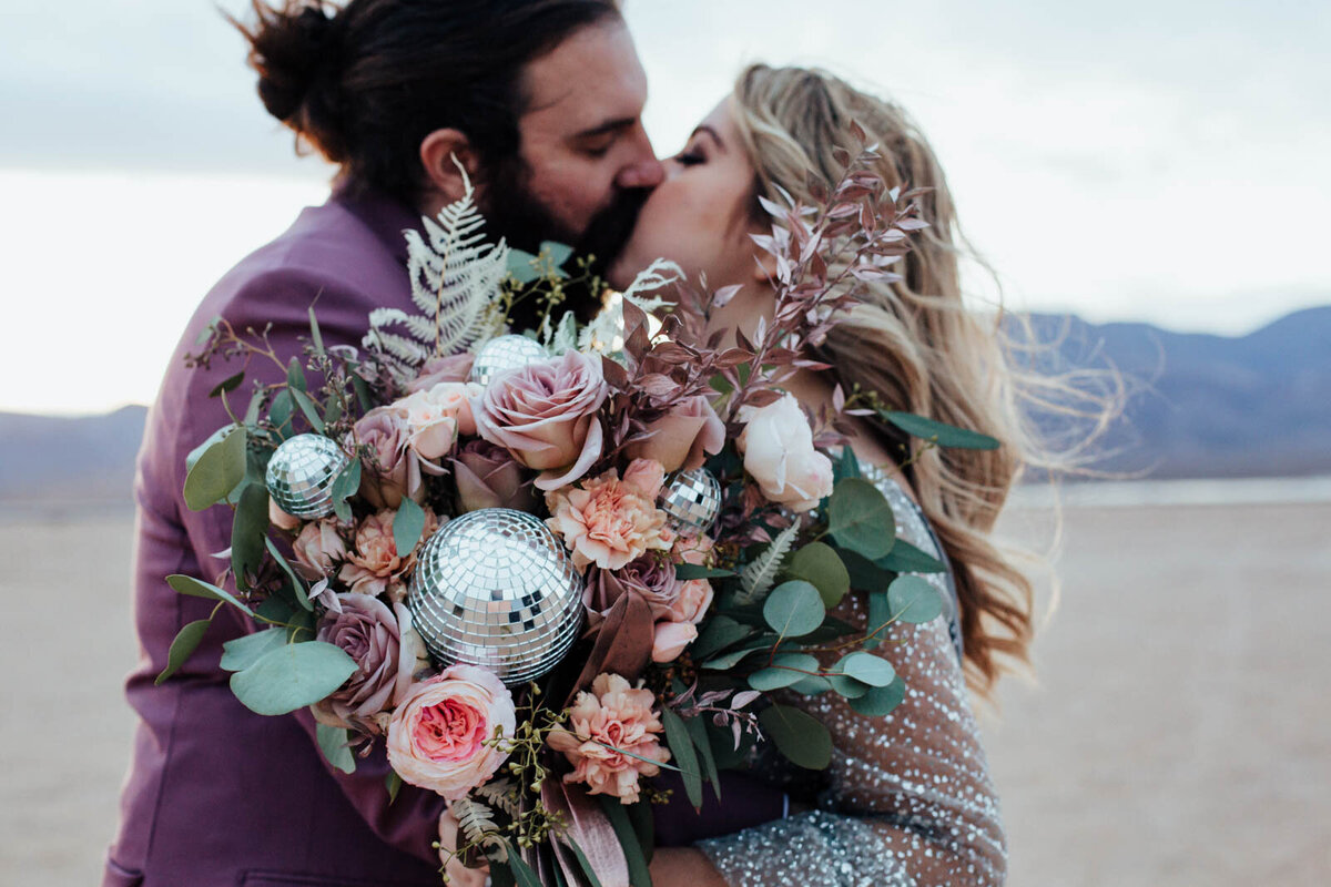 Couple kissing with stunning bouquet in the las vegas desert