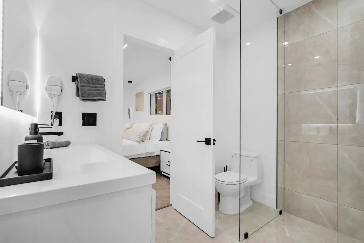 Bathroom 2 (2)