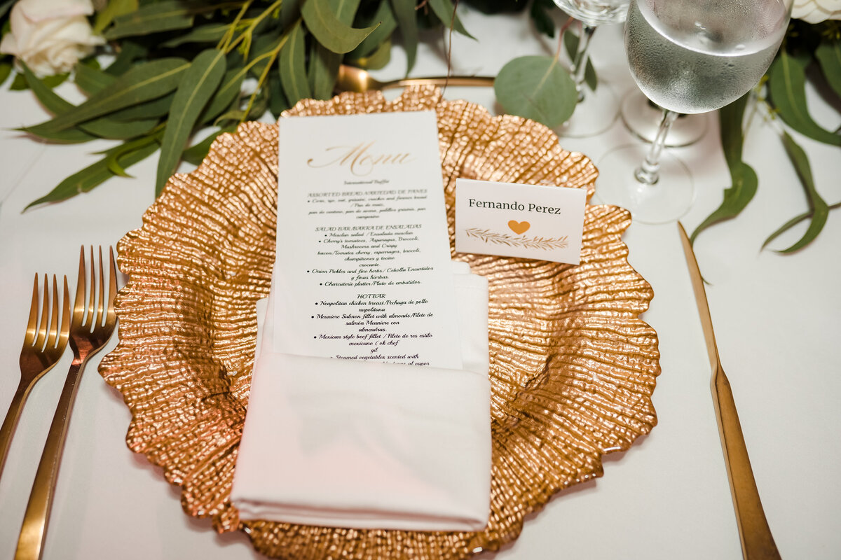 gold-white-placesetting-guest-table-harry-mclaughlin-photography