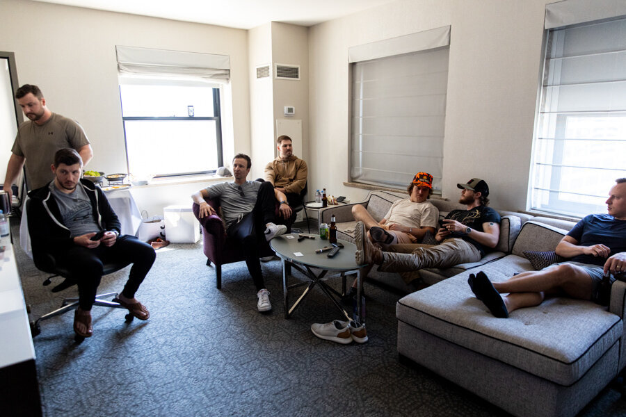 groomsmen-lounge-morning