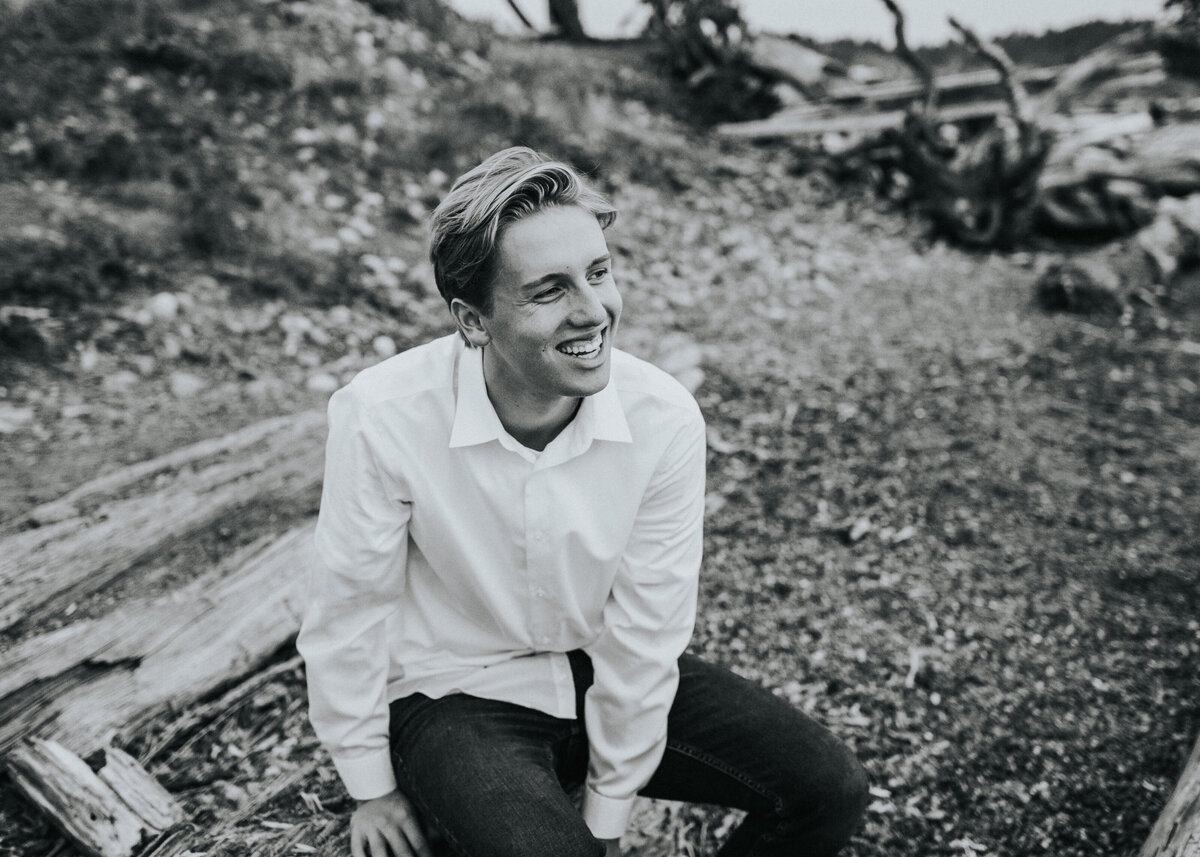 senior-portrait-boy-beach-whiteshirt