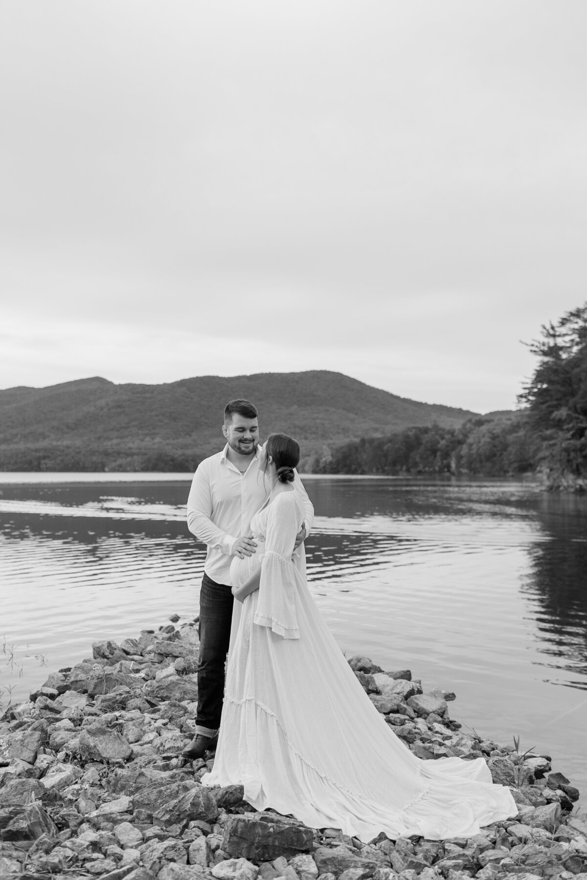 Documentary-Maternity-Session-at-Carvins-Cove-RJ-27