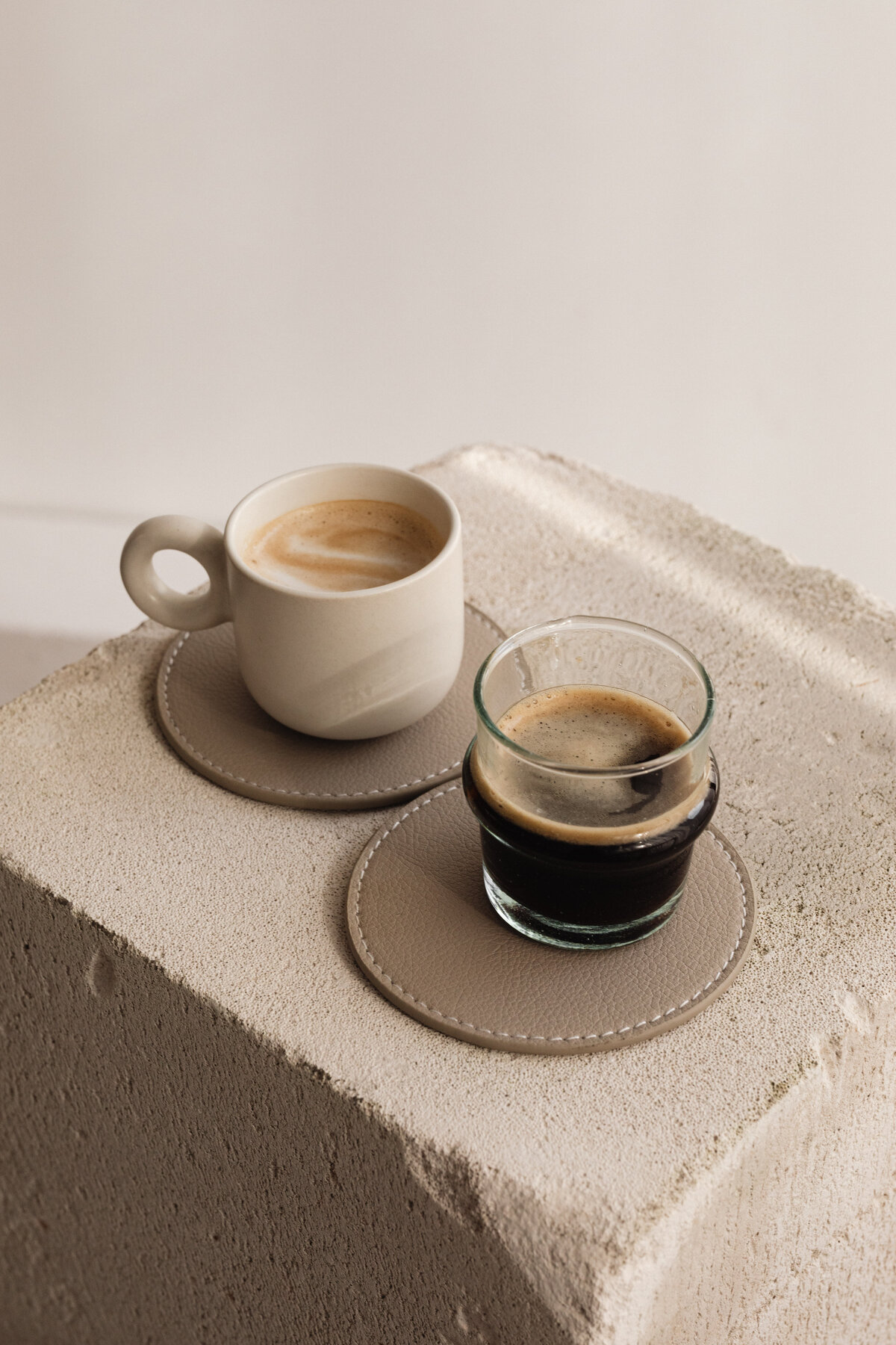 kaboompics_small-cups-of-coffee-neutral-aesthetics-30421