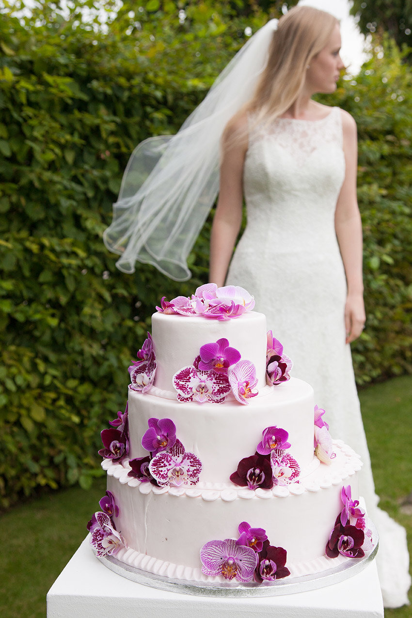 Bruidstaart van Berg's Bakery met verse paarse orchideeën