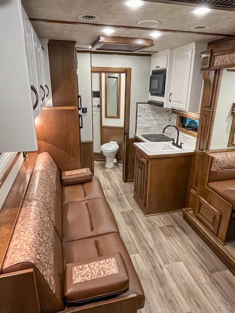 luxury-living-quarter-horse-trailers-trail-boss-conversions-living-areas-44