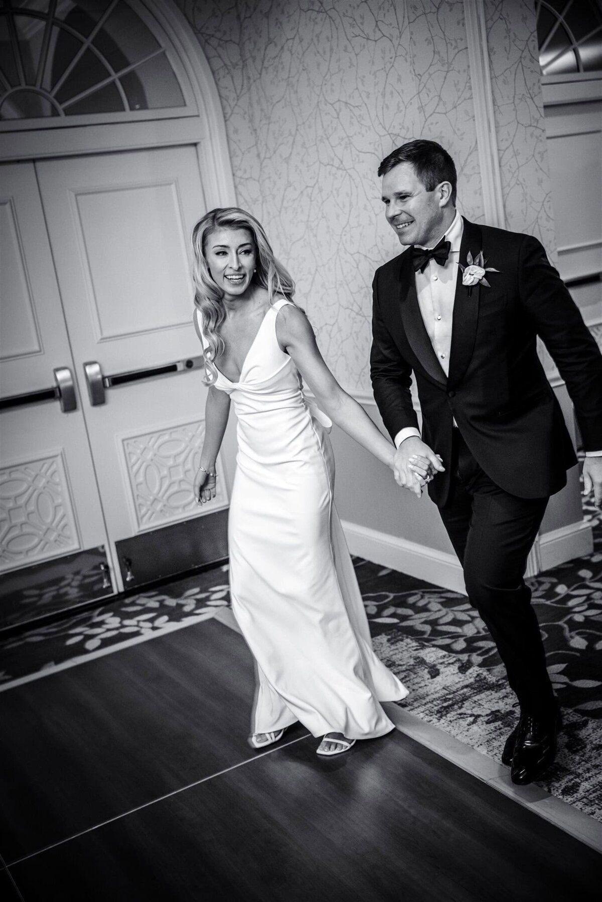 X076-The-Alexandrian-Hotel-Old-Town-Alexandria-Fall-Wedding-Sneak-Peek-Photography-by-Bee-Two-Sweet