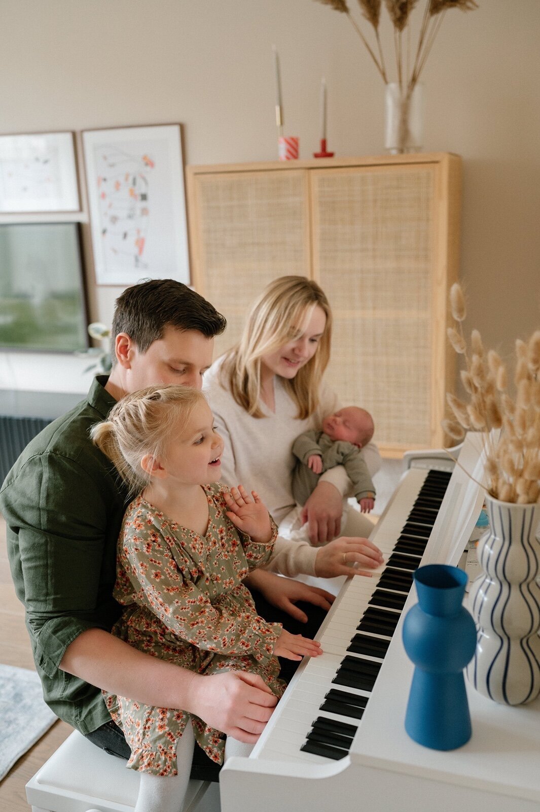 newborn-fotoshoot-leiden-liefdevol-moment