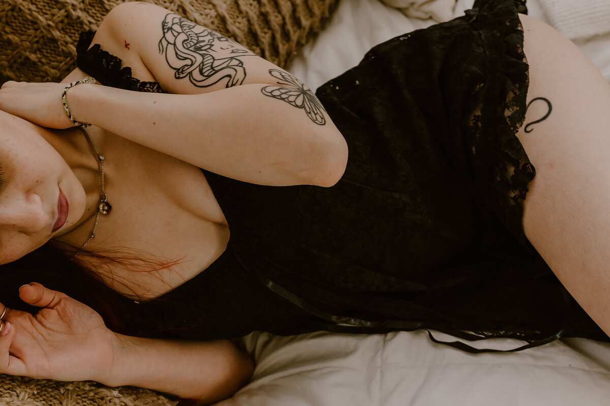 intimate-boudoir-session-des-moines-the-storyteller-studio-storyteller-collective-photo-co