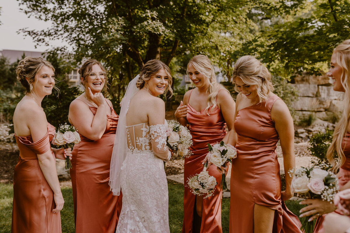storyteller-collective-photo-co-des-moines-wedding-photographer-bride-and-bridesmaids-celebrating