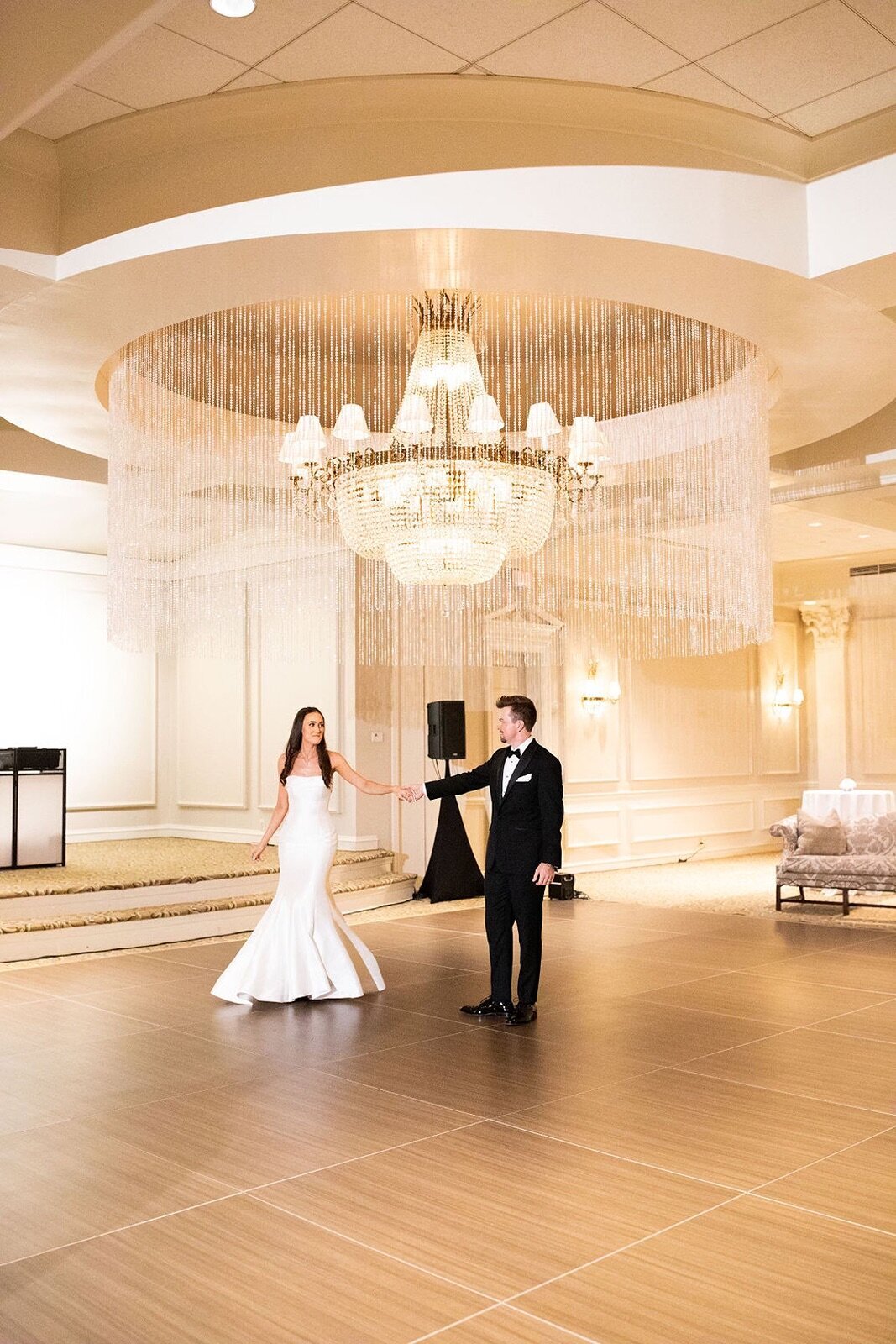 bride-groom-dancing