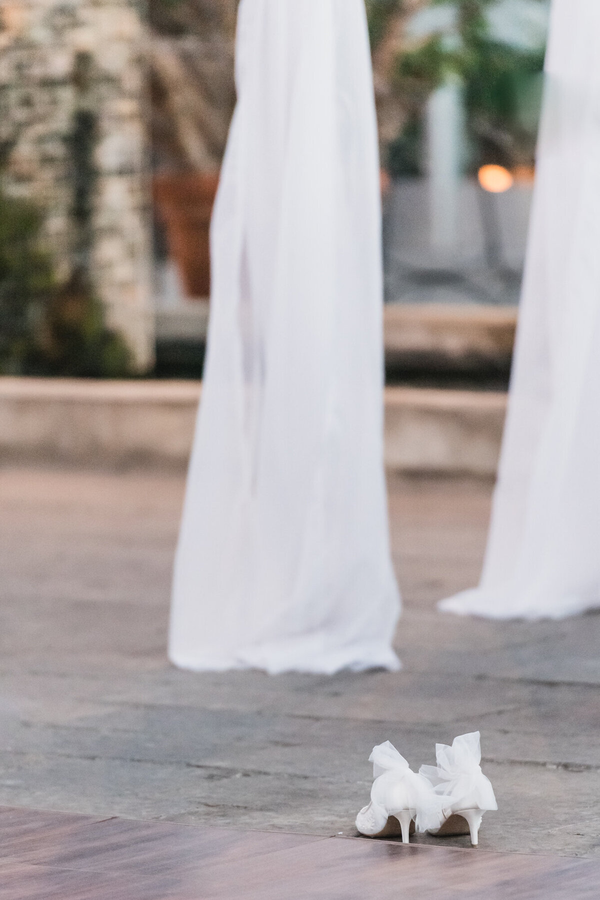 BLUSH AND BLACK SPRING PLANTERRA CONSERVATORY WEDDING IN WEST BLOOMFIELD, MICHIGAN PROVIDED BY KARI DAWSON, TOP-RATED DETROIT WEDING PHOTOGRAPHER, AND HER TEAM98