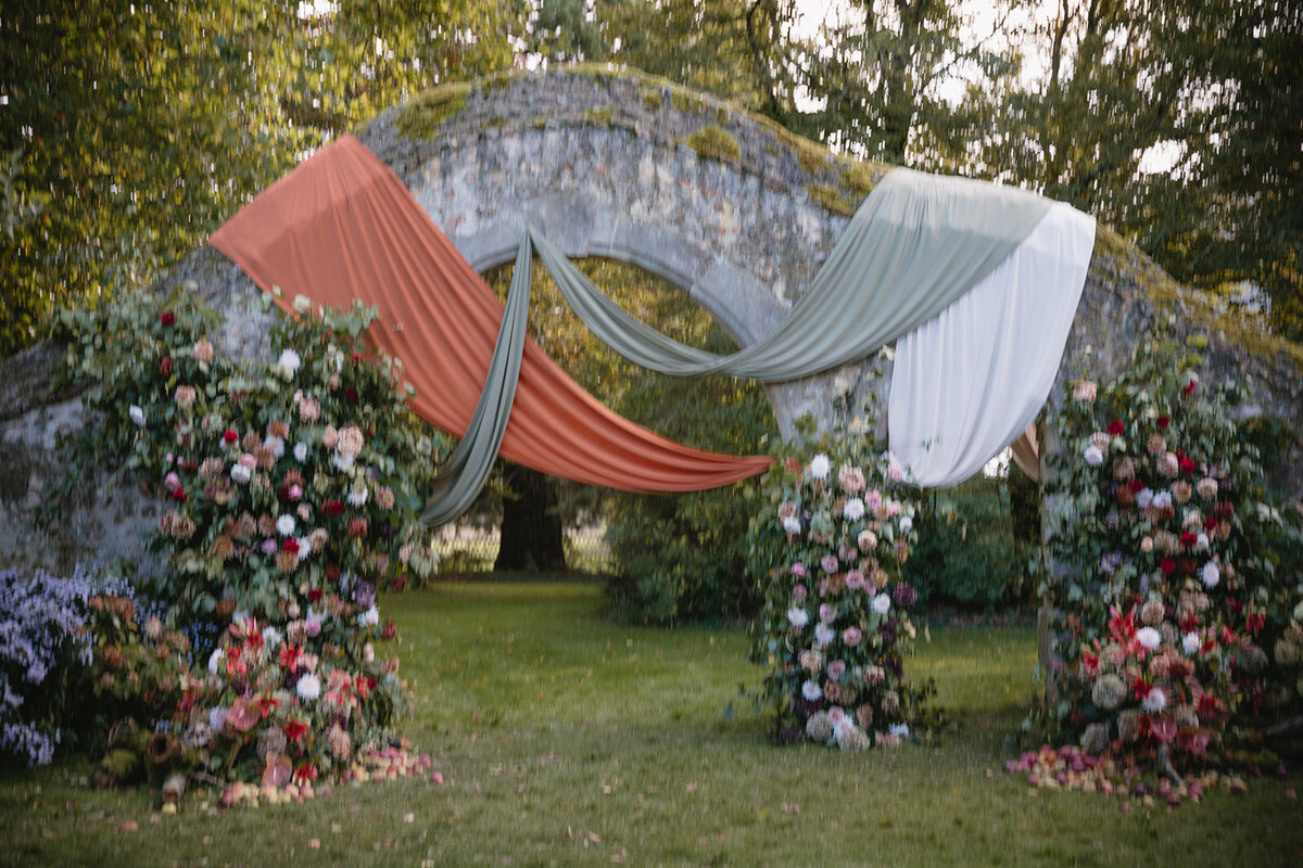 Wedding_Château _France_florist_trend _2025_maximalist_flowers_Capucineatelierfloral534