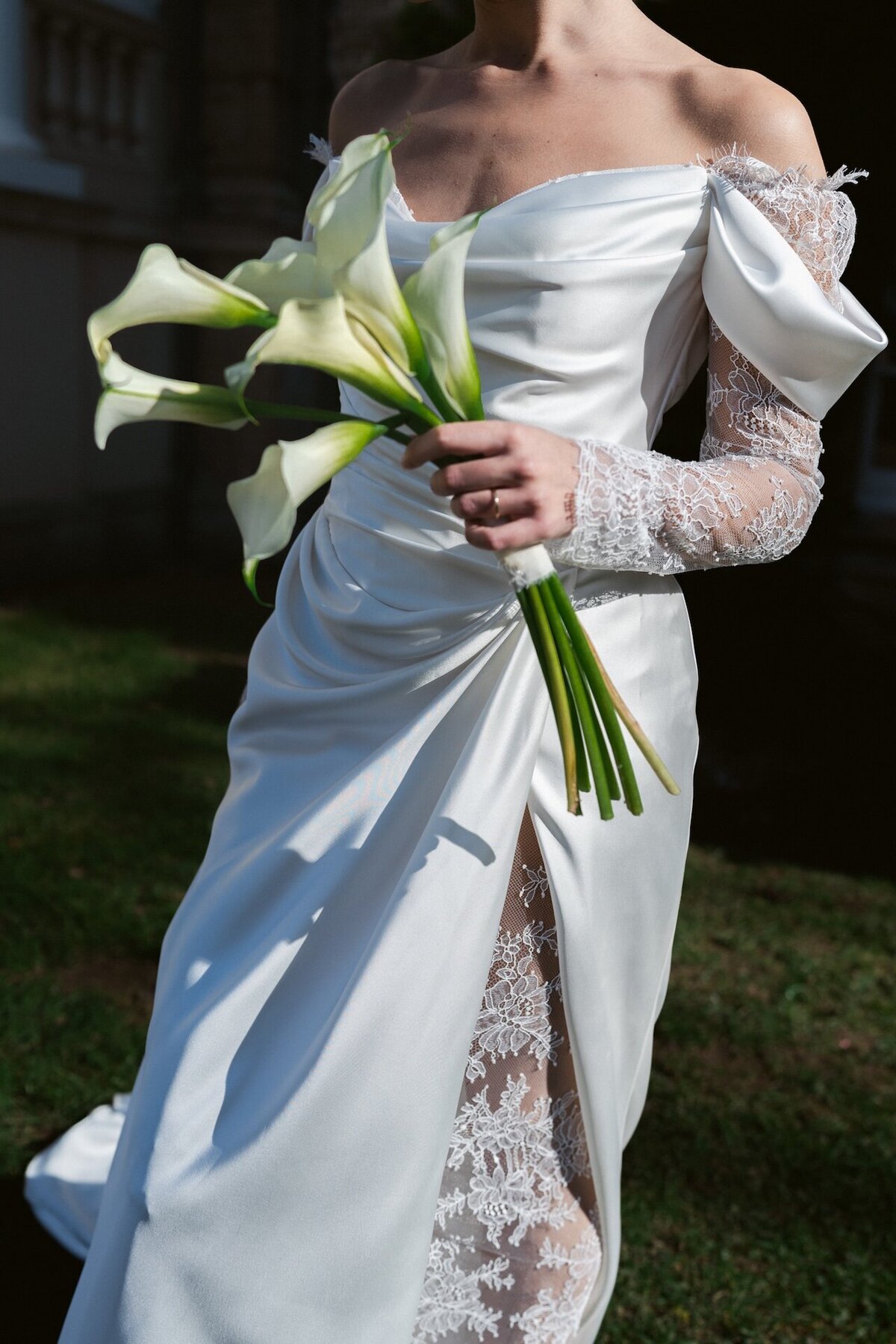 timeless-romantic-luxury-wedding-calla-lily-bride-details-london-photography