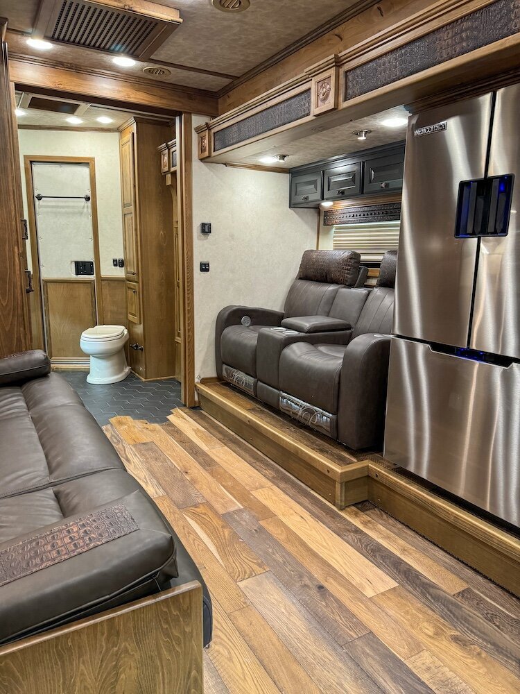 luxury-living-quarter-horse-trailers-trail-boss-conversions-living-areas-18