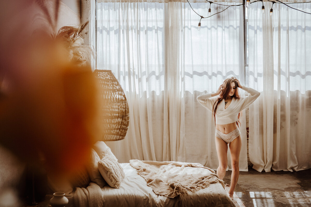 soft-light-boudoir-pose-the-storyteller-studio-des-moines-storyteller-collective-photo-co