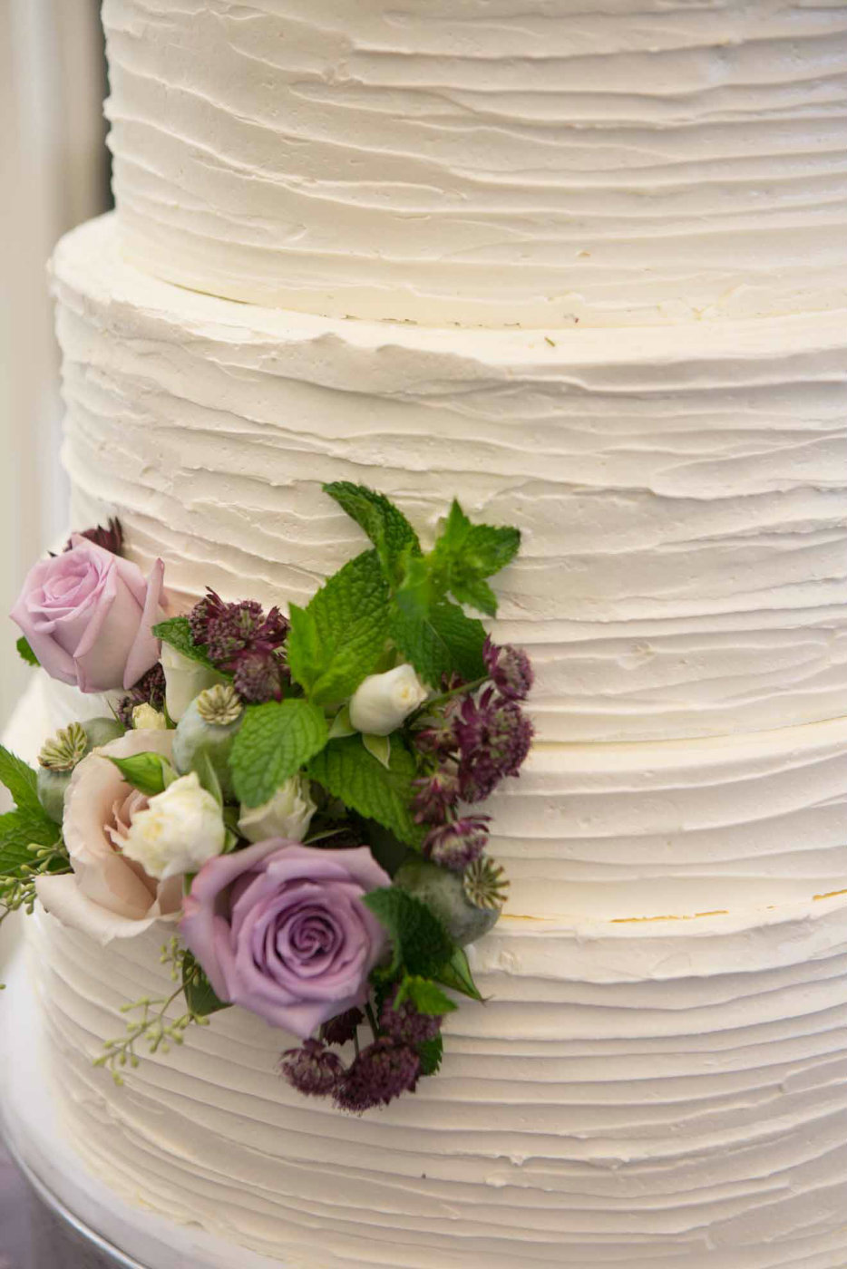purple flowers on wedding cake