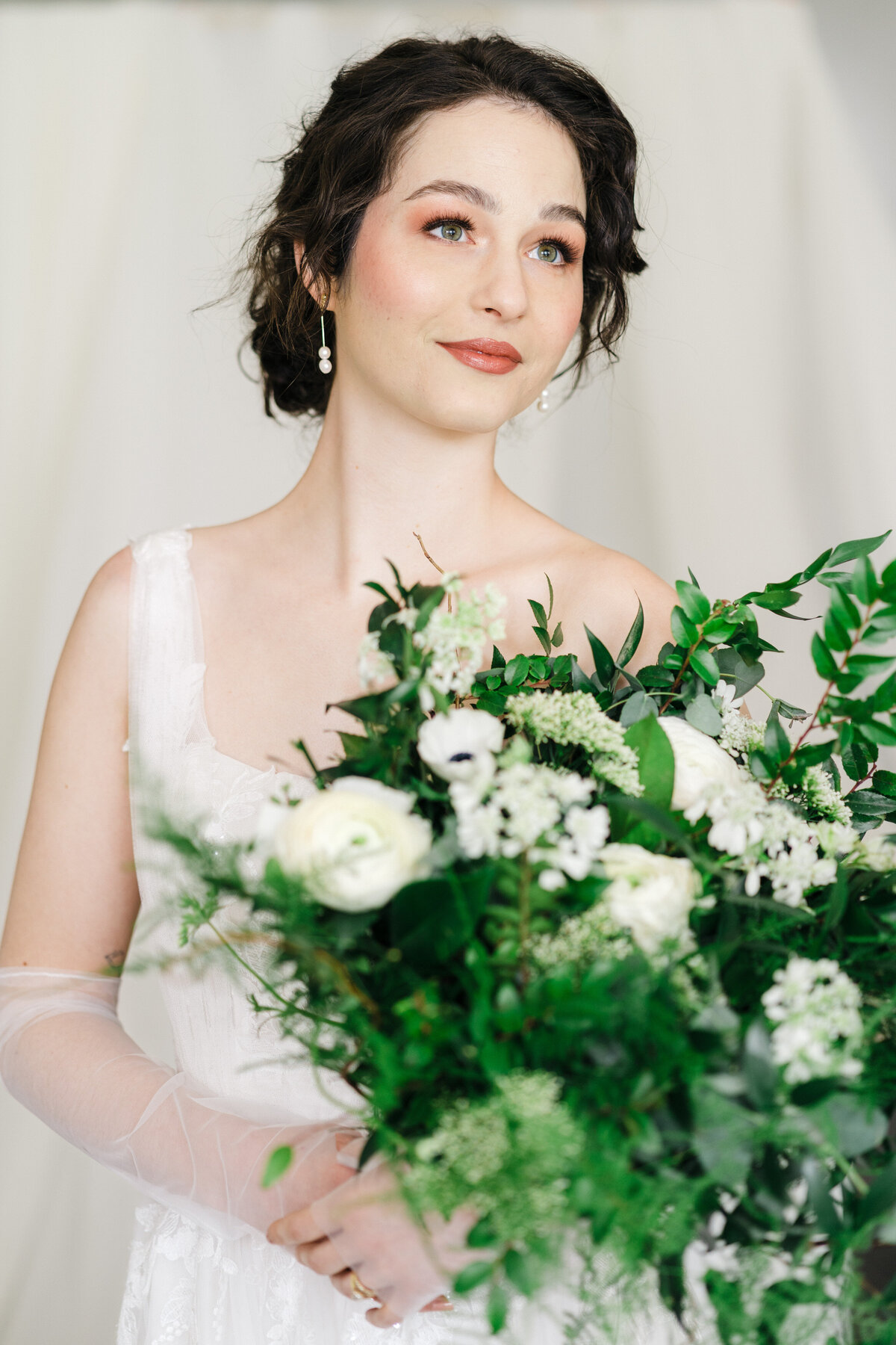 Bride-portrait-smiling-with-bouquet-pittsburgh