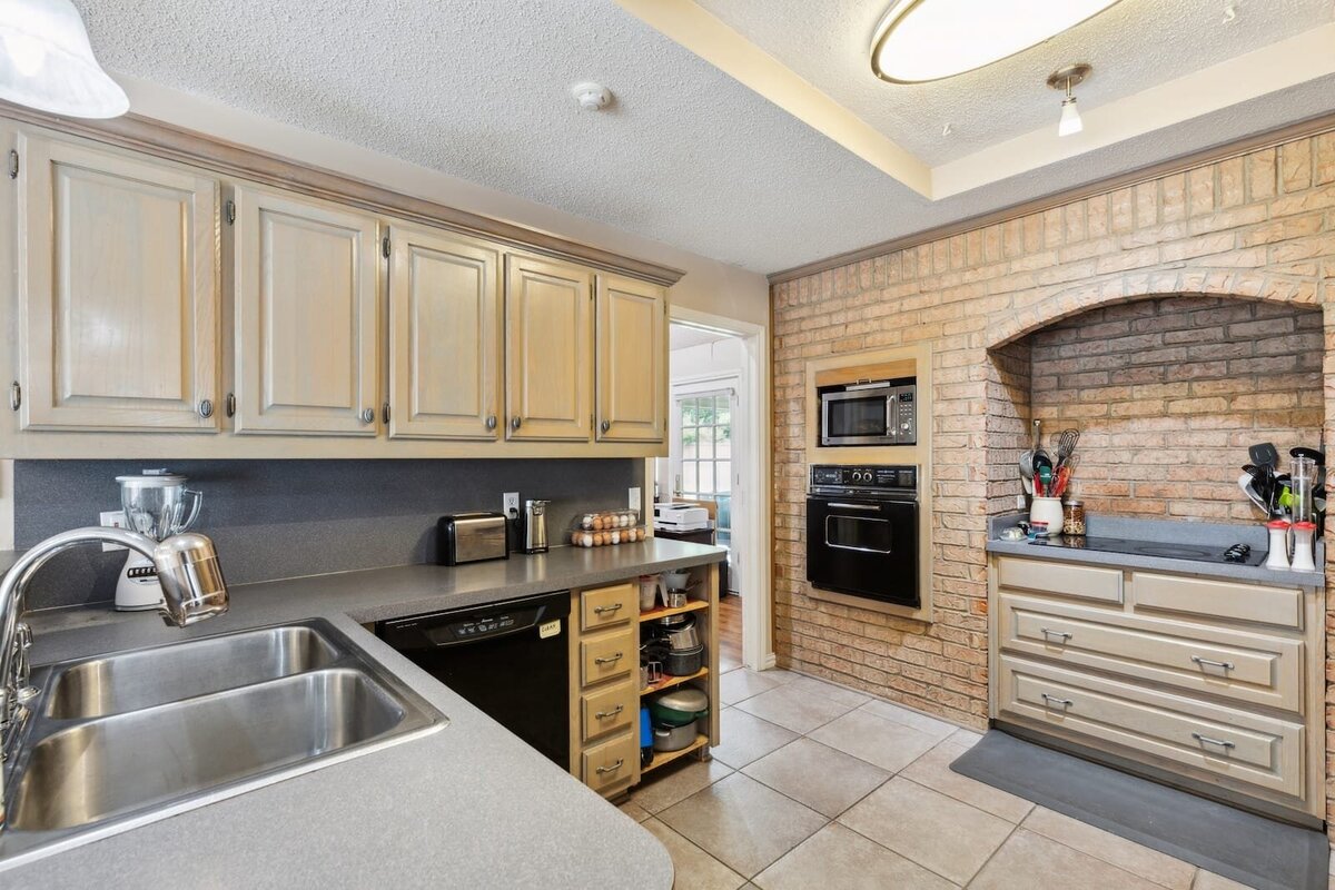 6419_shadow_lane_dallas_tx_kitchen_with_brick_nook_and_double_ovens_-_unique_cooking_space_-_haven_realty_group