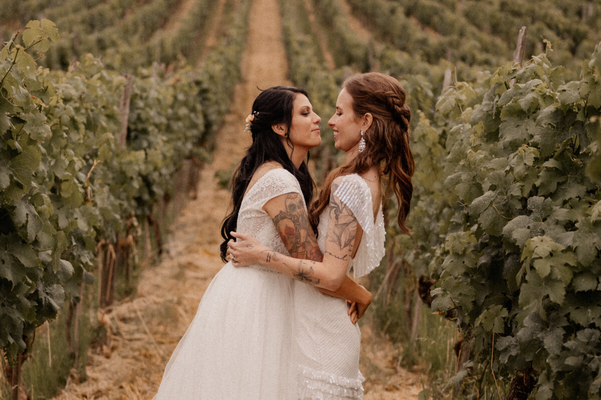 Ein glückliches LGBTQ-Hochzeitspaar während eines romantischen Fotoshootings. Authentische und ungestellte Hochzeitsfotografie von Jane, die eure schönsten Momente und eure Liebe einfängt.