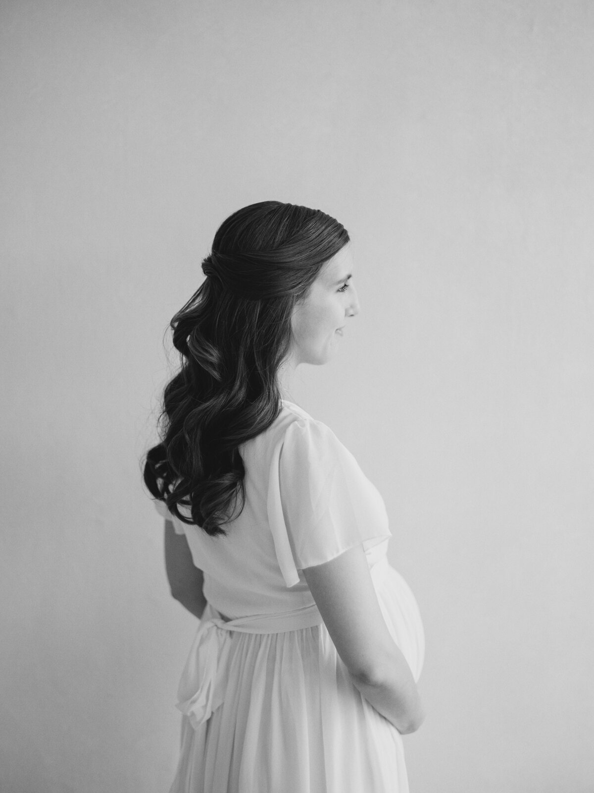 northern virginia photography studio maternity photo simple  black and white photo