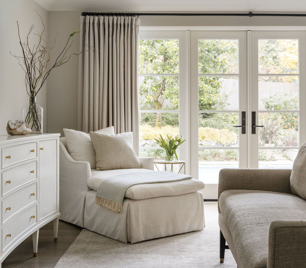 10-neutral-bedroom-chaise-lounge-sofa-end-of-bed