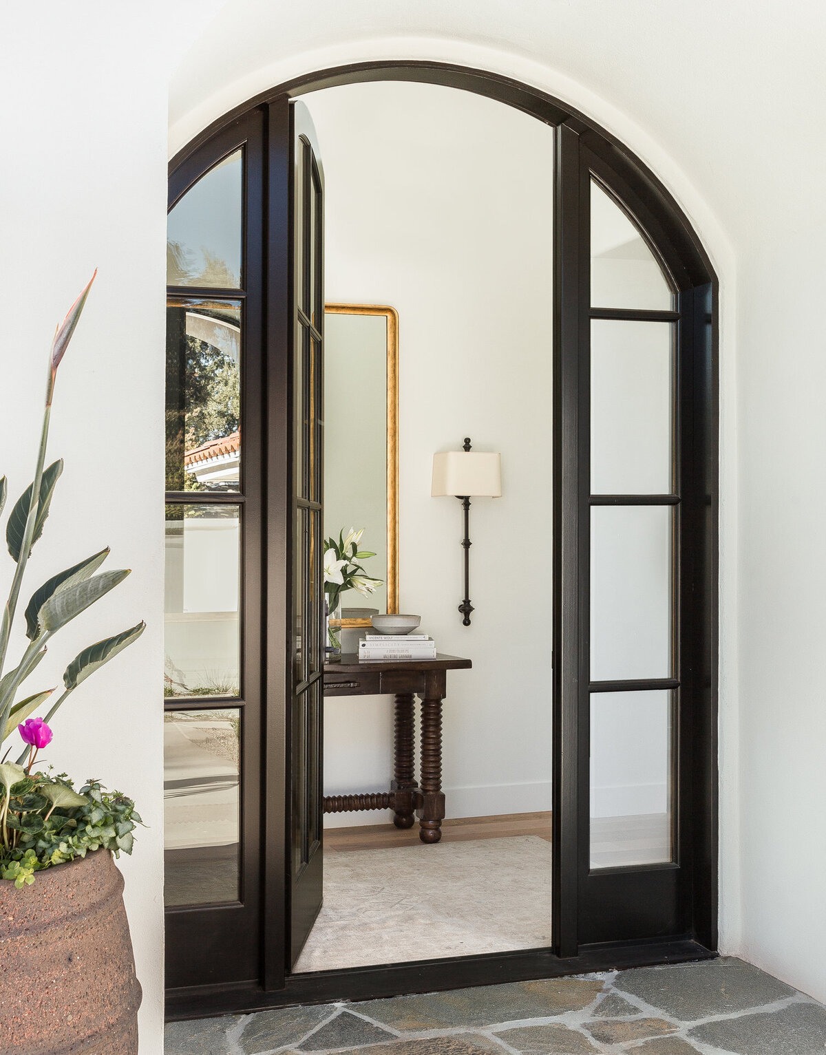 arched-black-door-entryway-gold-mirror-console
