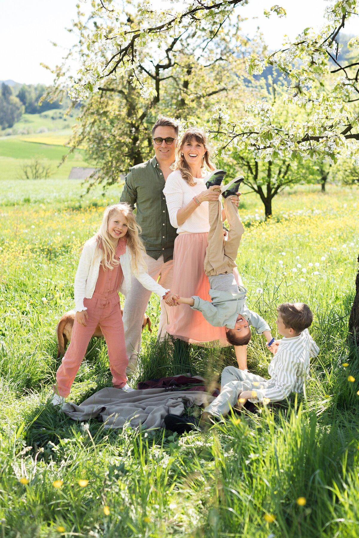 Familienshooting-Familienfotos-Aargau-Zuerich-Frühling-Fricktal-Kirschblüte-37