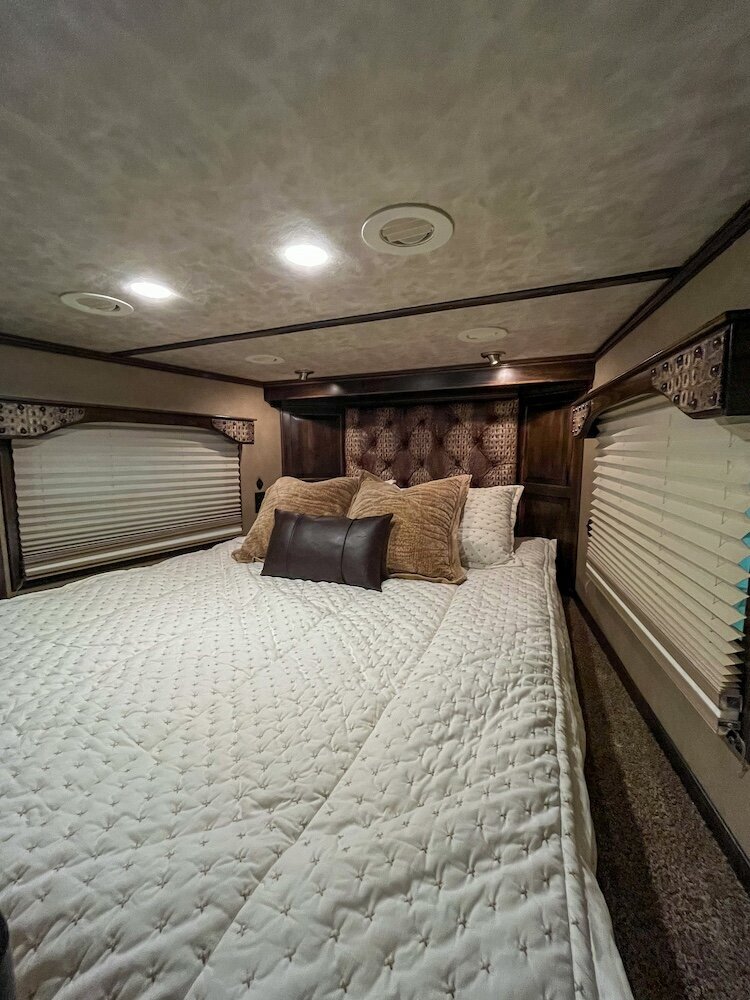 luxury-living-quarter-horse-trailers-trail-boss-conversions-nose-11