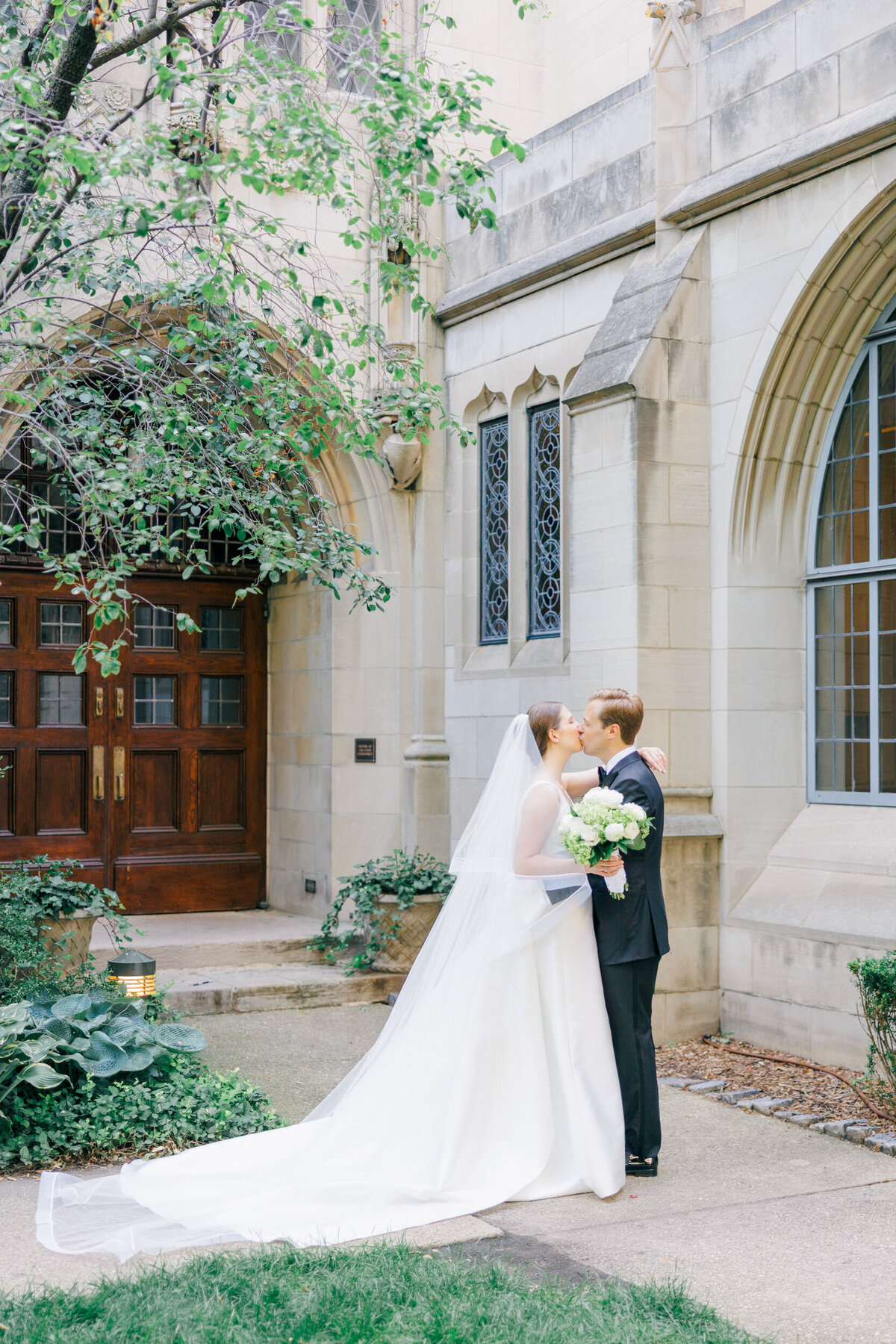 Lexi Benjamin Photography_Reynolds Chicago History Museum Wedding_07.06.24-157