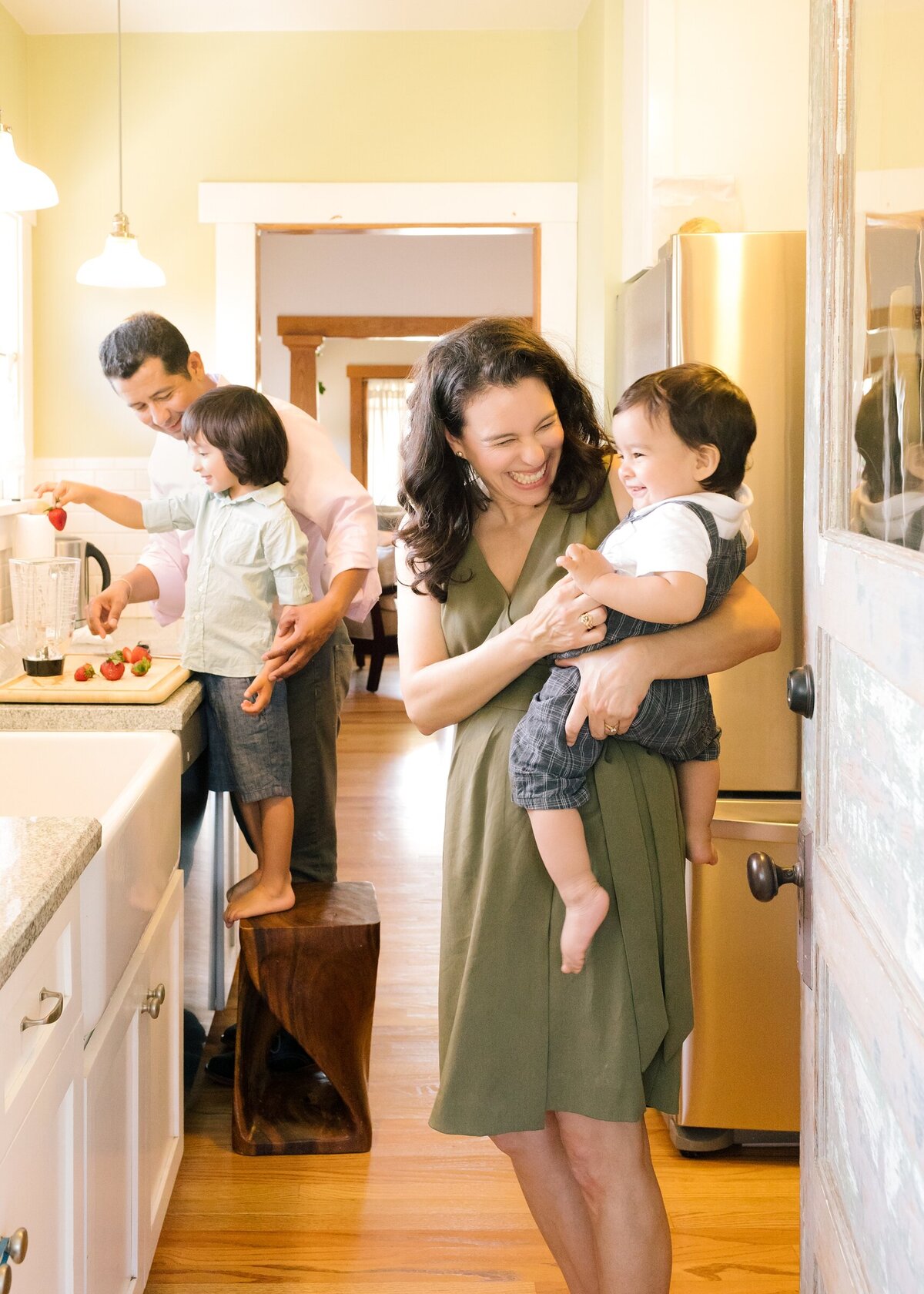 happy-family-two-boys-children-mom-dad-kitchen-lifestyle-photography