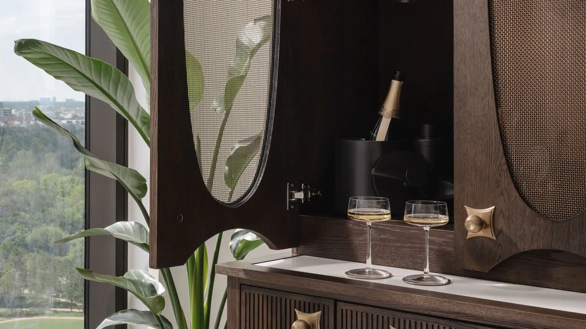 IAHTH-P0005-Guestroom-Mini-Bar-Drinks.16x9