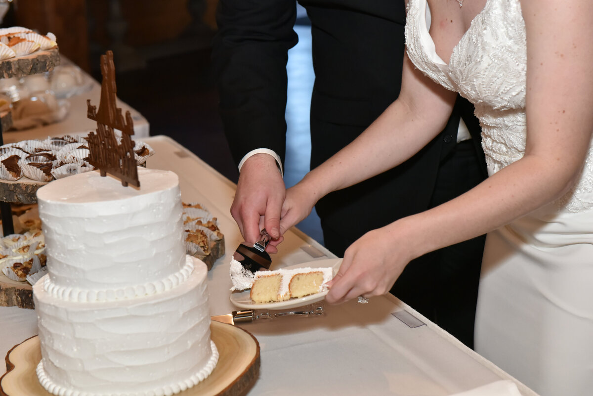 4395-Wedding at The Grands at Mulligans in Sartell Minnesota- Wedding Photographer Nicole Hollenkamp