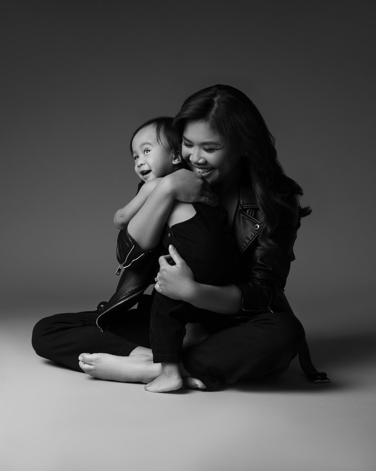 Timeless black and white portrait of a mom and her toddler by Daisy Rey