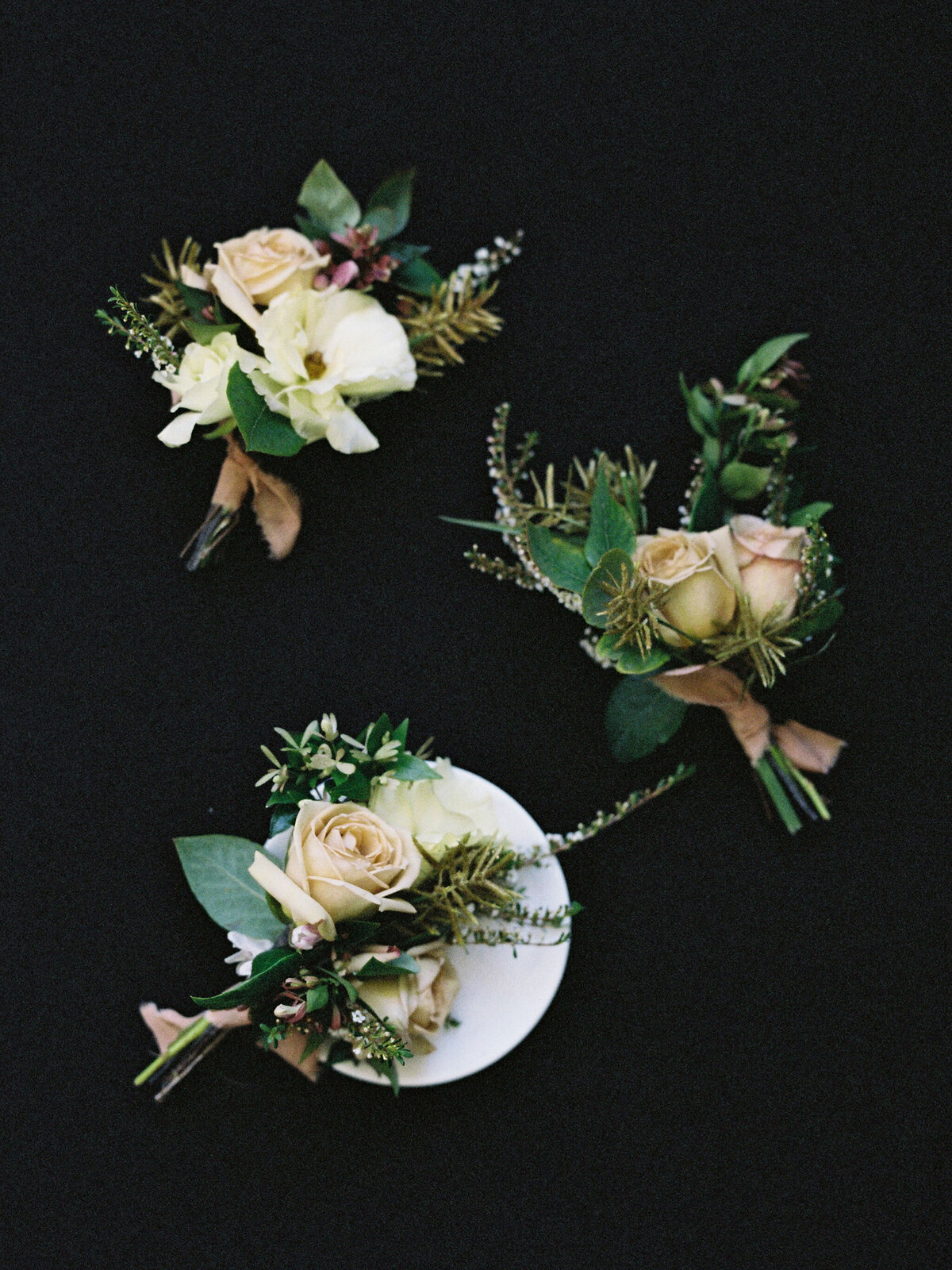 close up of florals by anastasia andenmatten for fioli historic gardens luxury wedding