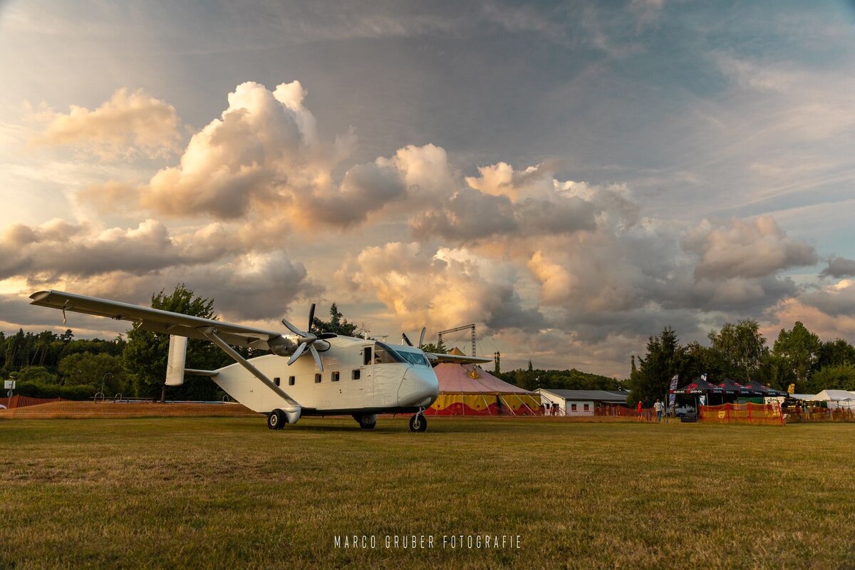 Das Bild zeigt eine Skyvan in Klatovy. Dahinter sind gleine Wolken am Himmel und es ist eine ruhige Abendstimmung