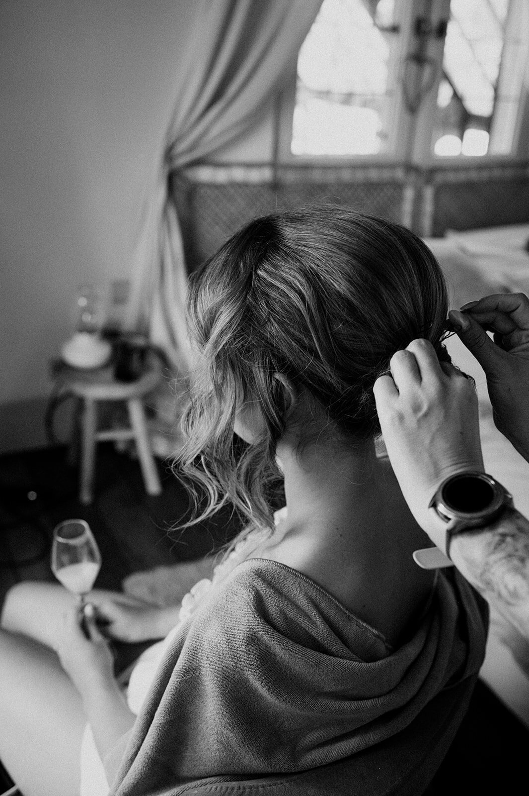 Herentals, salon weddings, moody, authentiek, alternatief trouwen,bruid, 2026, elopent, intiem, spontaan, tijdloos, trouwfotograaf, antwerpen - klaarmaken & first look-40