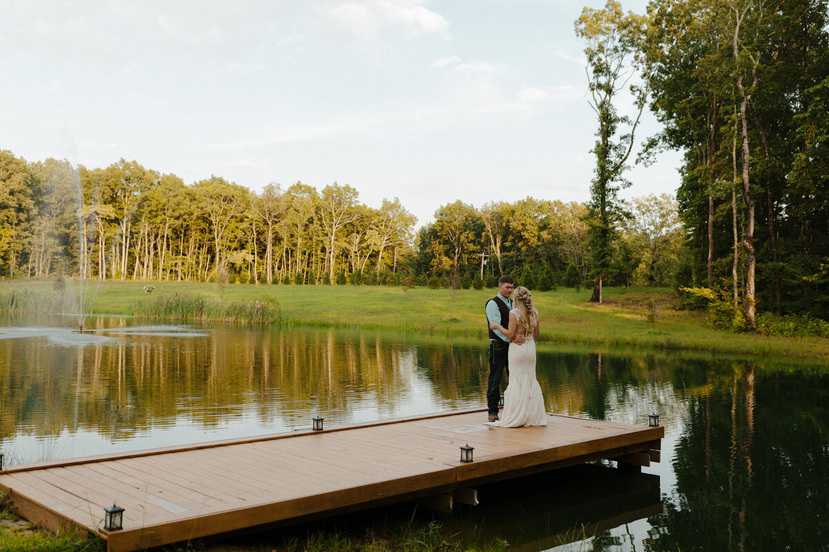 colorado-wedding-photographer-in-soddy-daisy-tennessee-at-mountain-heights-venue-near-nashville-horse-dog-lake-barn-661