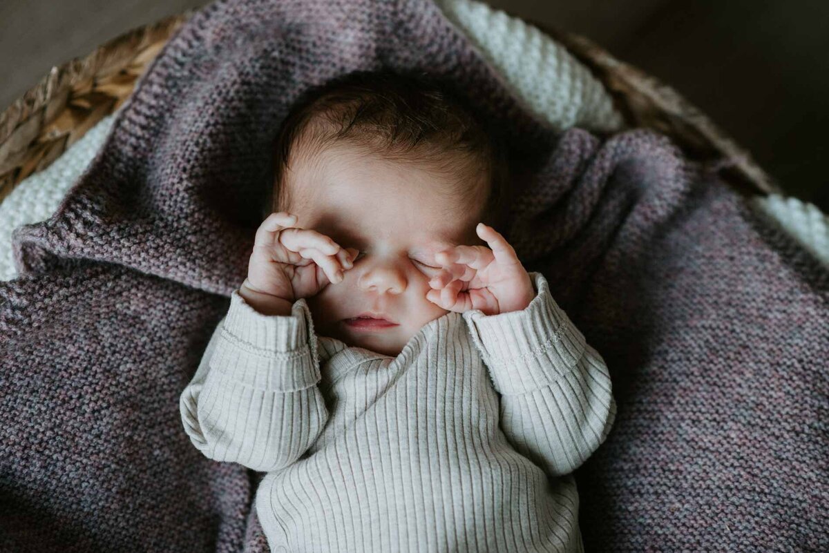 2024 Webseite Neugeborene Portrait Porträt Fotograf Aachen Fotostudio Babyfotos Newborn © Sarah Thelen-37