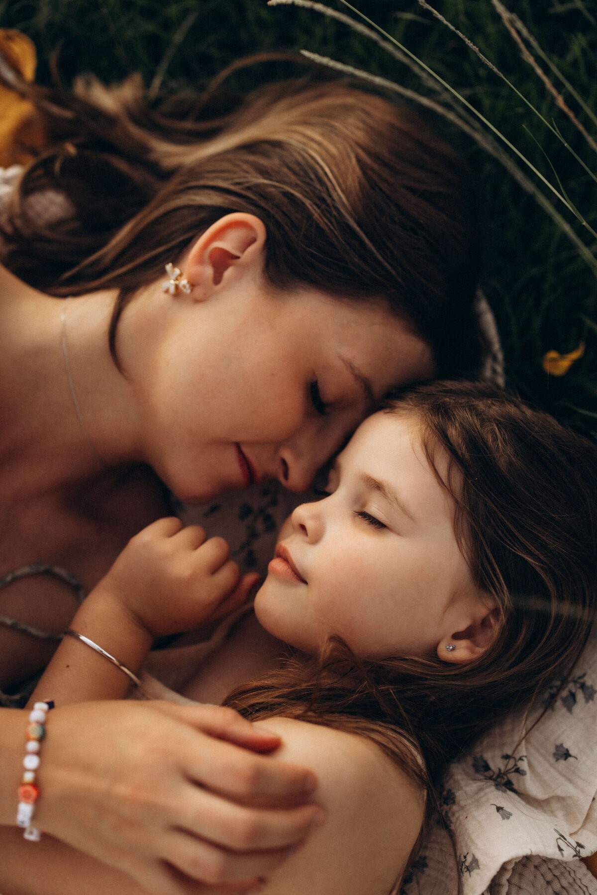 Mother-and-daughter-with-their-heads-together