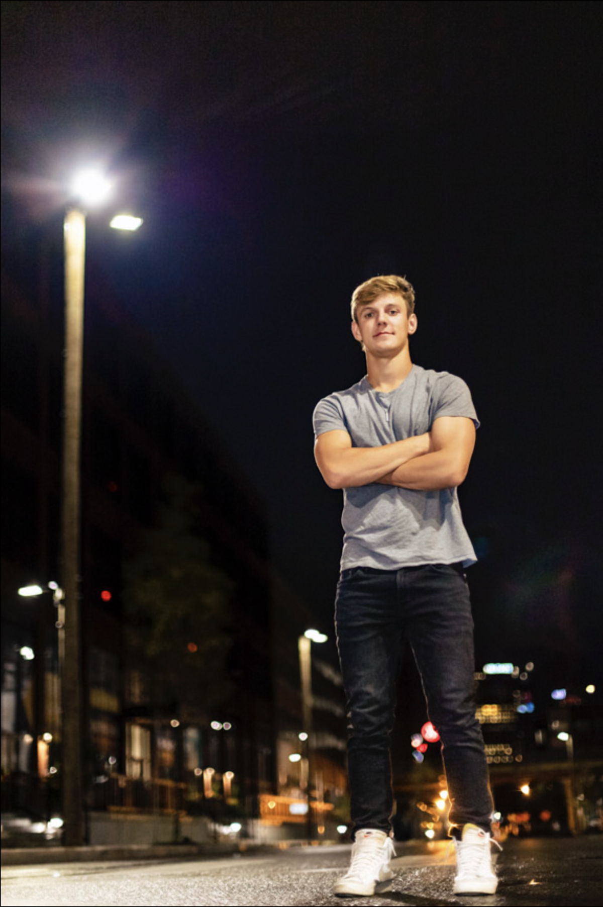 senior-boys-photo-night-street