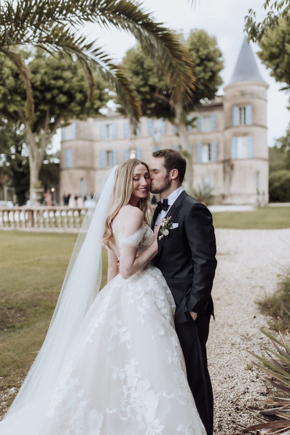 very-chic-groom-and-bride-in-front-of-chateau-robernier