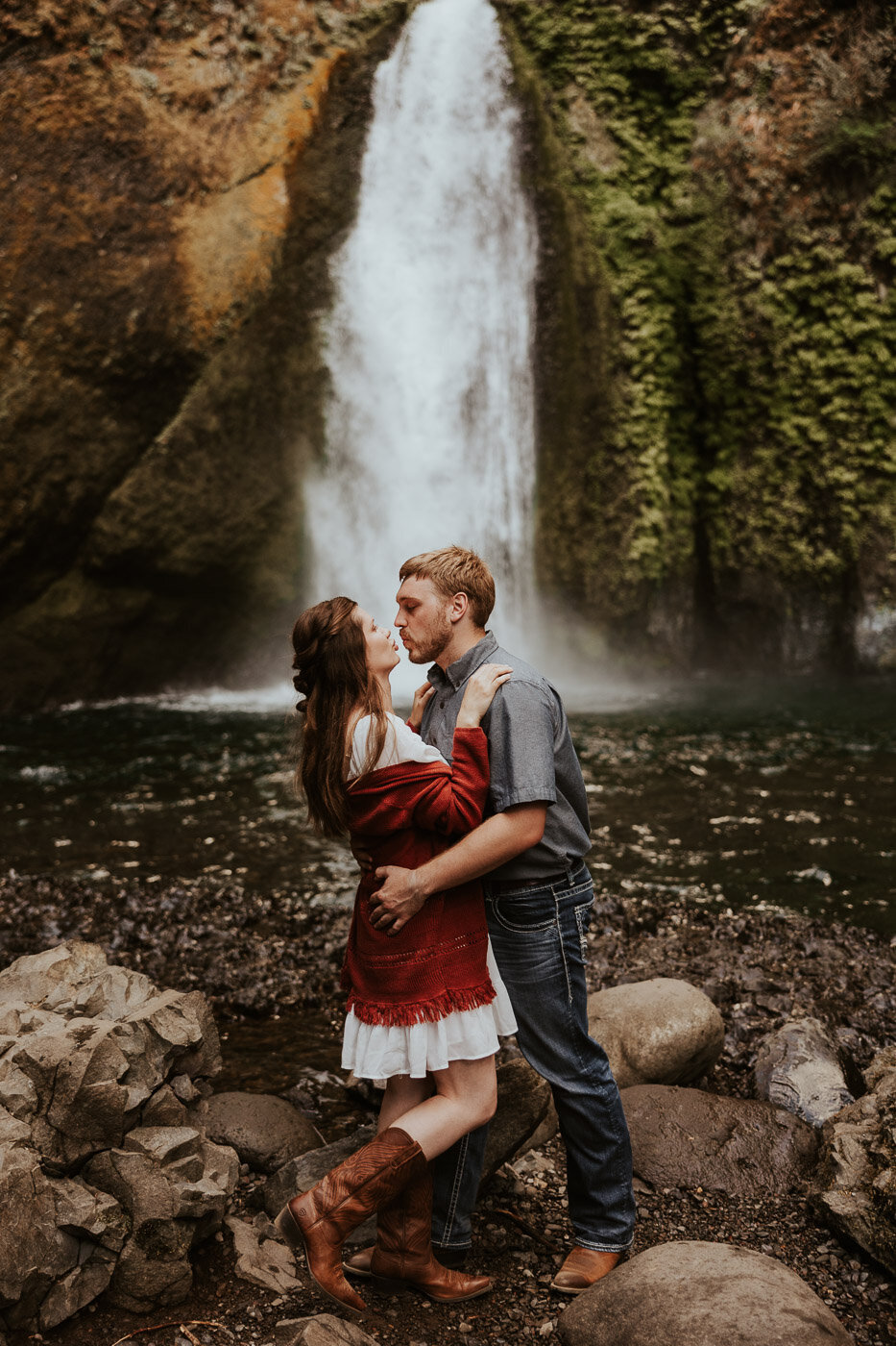 wahclella falls oregon engagement photo in front of the waterfall